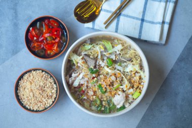 Yumurtalı şehriye çorbası. Bol sebzeli ve soslu. Tayland usulü erişte.