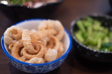 Ayrıca chicharon ya da chicharrones olarak da bilinir. Tayland mezesi.