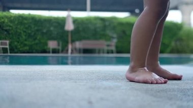 Havuzda bacaklarını kapat evlat. Yavaş çekim