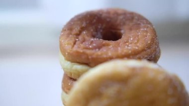 Şişmanlatıcı şeker kaplı çörekler taze pişmiş. Görüntüyü büyüt