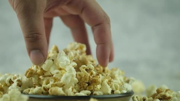 Ambil Popcorn Untuk Dimakan Bioskop Atau Konsep Makanan Cepat Saji — Stok Video