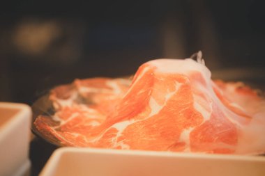 Sukiyaki ve Shabu 'ya servis edilen özel dilimlenmiş Kurobuta domuzu.