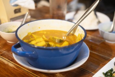 Hint cevizi filizli sarı körili balık. Seçici odak