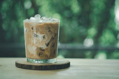 Kremalı buzlu Mocha kahvesi. İçkinin dokusunu ve ferahlatıcı görünüşünü gösteriyor.