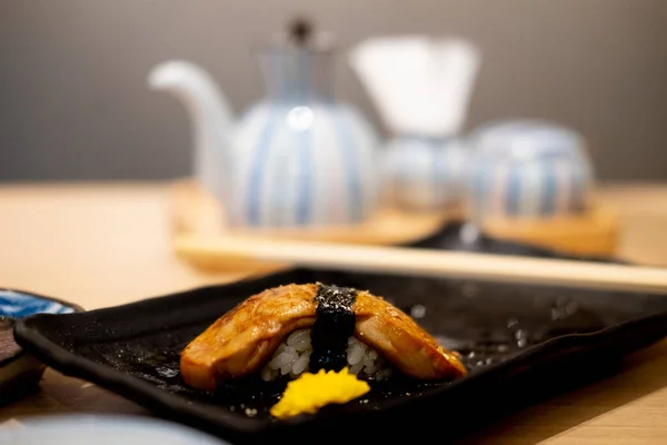 Foie Gras Sushi Obdélníkové Černé Keramické Desce Japonské Restauraci — Stock fotografie
