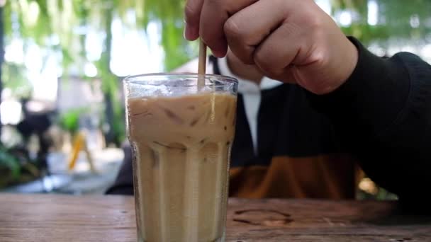 Homem Agitação Café Gelado Mocha Por Palha Vidro Café — Vídeo de Stock