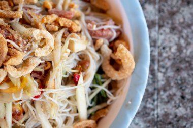 Yengeçli Papaya salatası ve mayalanmış balık karışımı pirinç eriştesi, domuz sosisi ve mayalanmış domuz eti. Tayland yemeği..