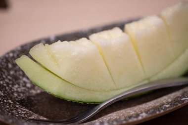 Bir dilim taze yeşil kavun. Seçici odak