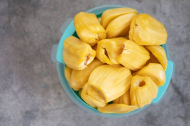 Olgun meyveli yeşil kase yığını. Doğal taze sarı renk. tropikal egzotik meyve.