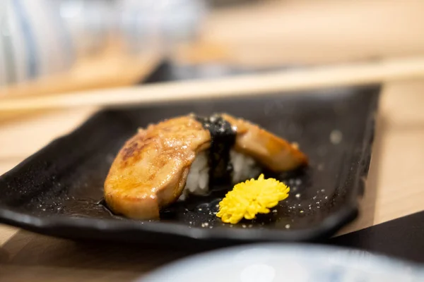 日本餐馆长方形黑色陶瓷盘上的鹅肝寿司 — 图库照片