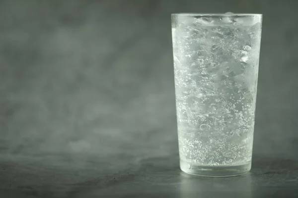 Sodawasser Mit Eiswürfeln Zur Erfrischung Erfrischendes Und Durstlöschendes Konzept — Stockfoto