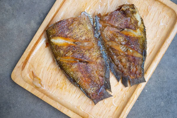 Smażona Ryba Gourami Serwowana Drewnianej Tacy Tajskie Menu — Zdjęcie stockowe