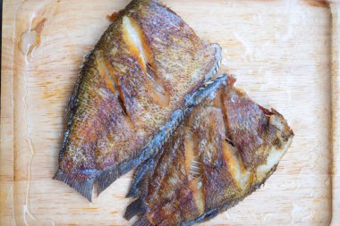 Tahta tepside servis edilen gevrek gouramy balığı. Üst görünüm