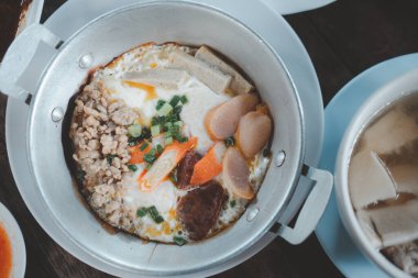 Domuz etli ve sosisli yumurta, Tayland usulü kahvaltı.