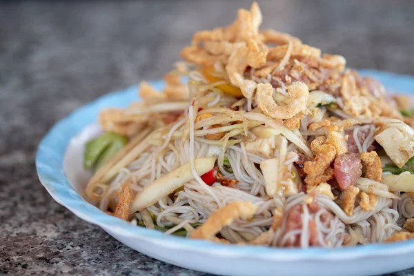 Yengeçli Papaya salatası ve mayalanmış balık karışımı pirinç eriştesi, domuz sosisi ve mayalanmış domuz eti. Tayland yemeği..