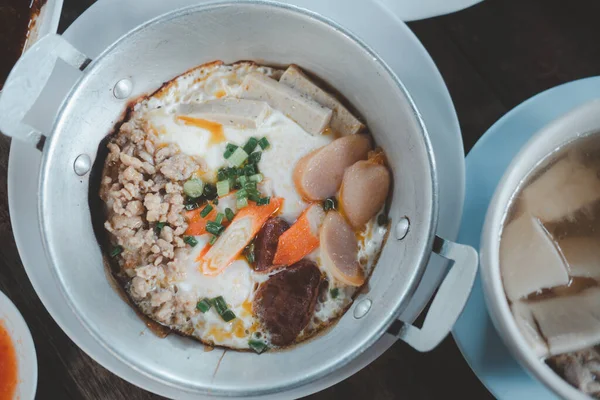 Domuz etli ve sosisli yumurta, Tayland usulü kahvaltı.