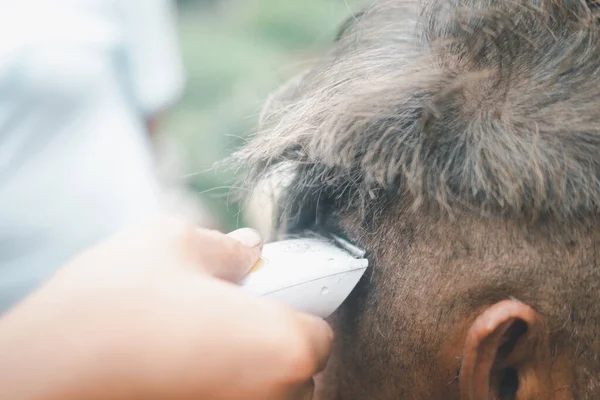 Virüs Salgını Sırasında Yaşlı Adam Için Kuaför Saç Kesimi Yapıyor — Stok fotoğraf
