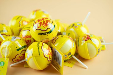 Samut Prakan, Tayland - 1 Ocak 2020: Chupa Chups X Line arkadaşları, Sarı arka planda çizgi arkadaşı oyuncağı.