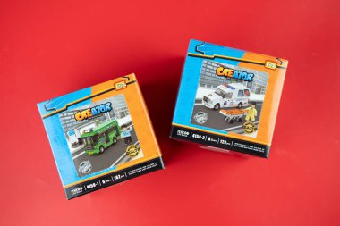 Samut Prakan, Tayland - 1 Ocak 2020: Oyuncak Tayland araba kurtarma ve LOZ Creator 'dan gelen yeşil otobüsleri engelliyor