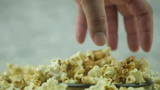 Mão Pegar Pipocas Para Comer Conceitos Cinema Fast Food Lento — Vídeo de Stock