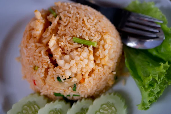 Nasi Goreng Dengan Cumi Cumi Disajikan Dengan Mentimun Dan Selada — Stok Foto