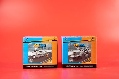 Samut Prakan, Tayland - 3 Ocak 2021: Oyuncak Tayland polis motosikleti ve helikopterini LOZ Creator kutusundan alıyor