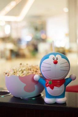 Bangkok, Tayland - 3 Ocak 2020: Filmin tanıtımı için Doraemon 'un tatlı patlamış mısır seti ve meşrubat seti: Büyük Sinema Grubu Plc' den Nobita 'nın Yeni Dinazoru.