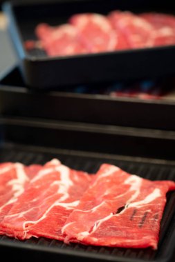 Shabu-Shabu için taze kesilmiş et. (Japon güveç kabı) siyah tepside.