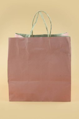 Sarı arkaplanda pembe kağıt çanta