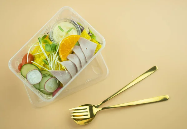 黄底金色餐具的塑料盒外卖水果沙拉 — 图库照片