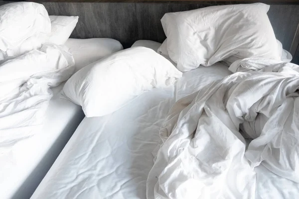白色床单和枕头 床上有皱纹 躺在白色卧室里 — 图库照片