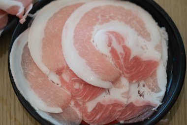 Japon yahnisi için ince dilimlenmiş çiğ domuz eti Shabu Shabu ya da Sukiyaki olarak da bilinir..