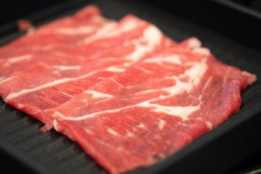 Shabu-Shabu için taze kesilmiş et. (Japon güveç kabı) siyah tepside.