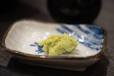 Seramik mini kasede Wasabi sosu. Seçici odak