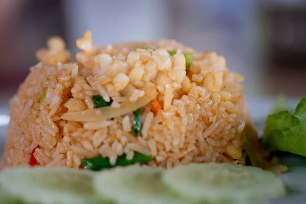 Nasi Goreng Dengan Cumi Cumi Disajikan Dengan Mentimun Dan Selada — Stok Foto