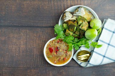 Baharatlı mayalanmış balık biber ezmesi taze sebze ve kızarmış uskumruya batırılmış.