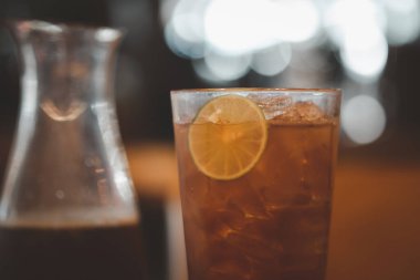 Buzlu çay ve limon dilimi. Seçici odak