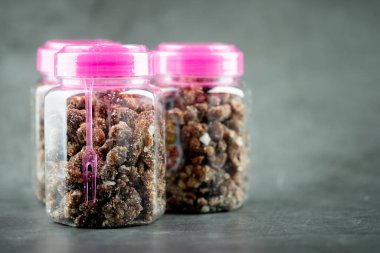 Demirhindi şekeri satılık paketin içinde. Demirhindi ezmesinden yapılmış ve şekerle kaplanmış tatlı ve ekşi şeker.