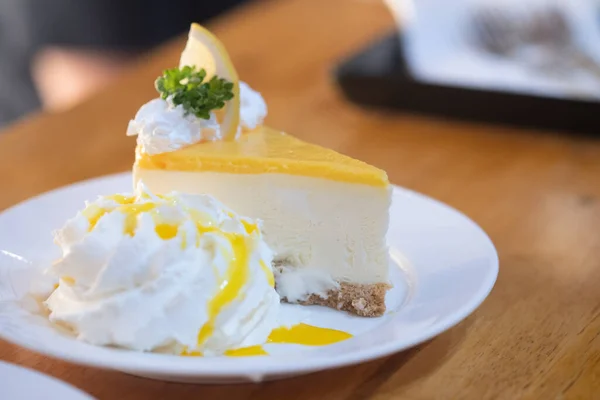 ホワイトプレートにレモンスライスで飾られたおいしいレモンチーズケーキ — ストック写真