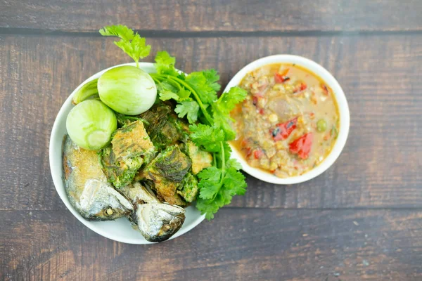 揚げサバと新鮮な野菜と発酵魚のスパイシーなディップ タイ料理 — ストック写真