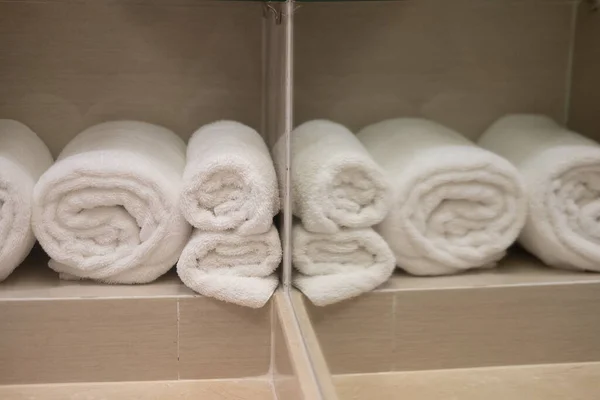 Rolka Białego Ręcznika Nowoczesnym Pokoju Hotelowym — Zdjęcie stockowe