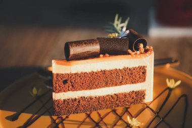 Sabah sabah kahveli kek ve sarı tabak.