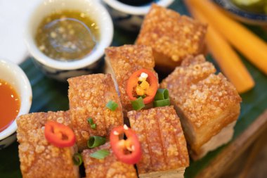 Kızarmış domuz eti ve sos. Kapat.