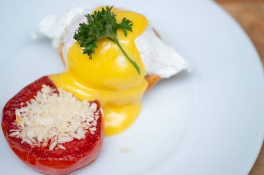 Lezzetli gurme yumurtalar Sabahları benedict