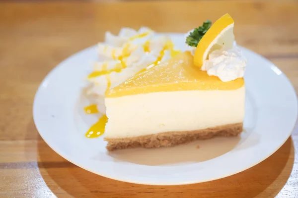 Beyaz tabakta krem şantili lezzetli limonlu cheesecake parçaları.