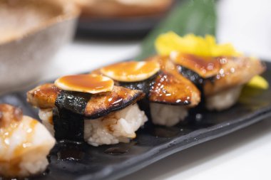 Kızarmış kaz ciğeri suşisi. Japon usulü yemek. Seçici odak