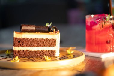 Sabah sabah kahveli kek ve sarı tabak.