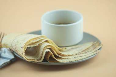 Tayland usulü kurutulmuş kalamar. Yolda satılıyor. Tatlı soslu, acılı ve fasulyeli ye. Bu tür bir balığı yemek için önce kurutulmuş mürekkep balığını kızartmanız gerekir..