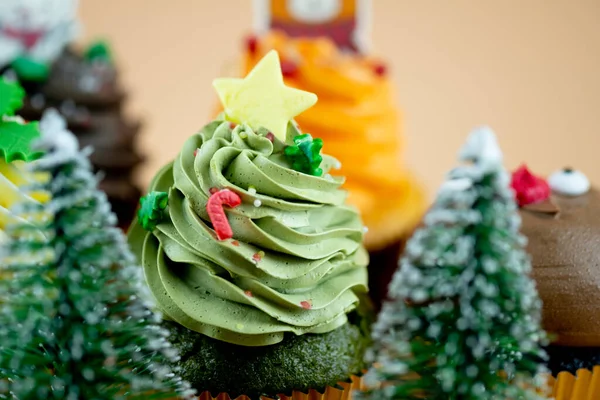 Decoraciones Festivas Cupcakes Verdes Navideños Enfoque Selectivo — Foto de Stock