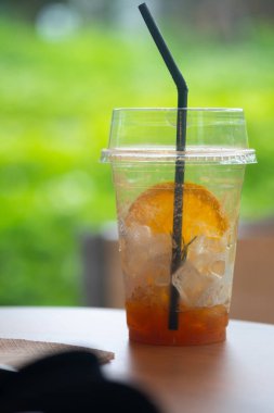 Yaz içkisi üstüne içki, sabah tahta masada.